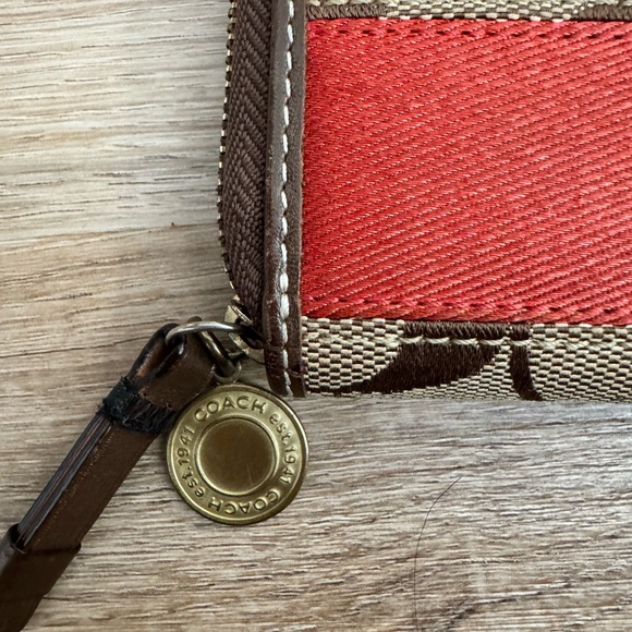 Essential Small Zip Around Card Case In Signature Canvas - Picture 4 of 9